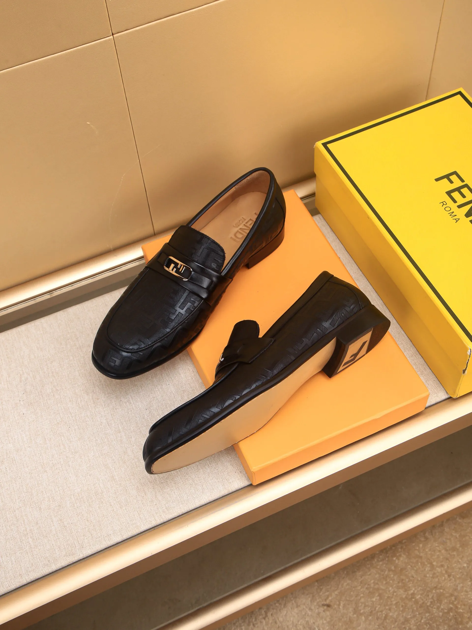 Men's shoes💰460 🕷🕷【FENDI】The latest men's formal leather shoes🇨🇳Classic series not to be missed💯The first layer is made of imported first-layer cowhide☘Original quality, the leather is smooth and delicate🎋Awesome version, perfect streamlined outline🍇🐮Leather lining, code number 39-44...(customized at 38.45.46.47)